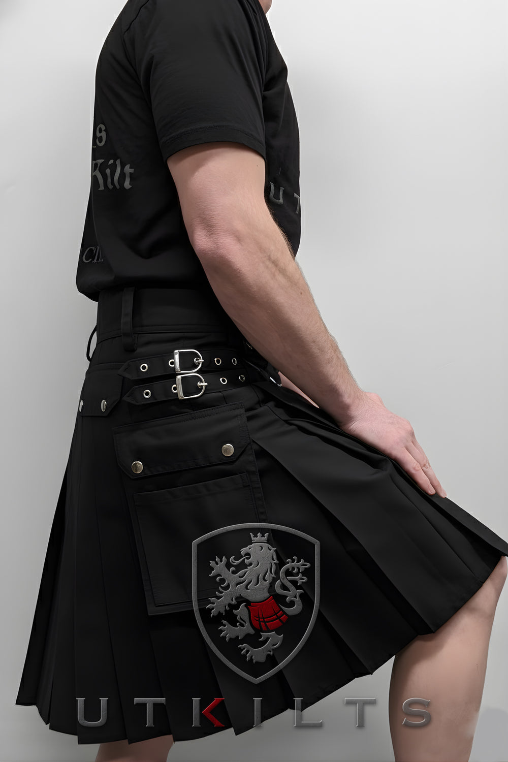 Kilt nero da uomo con tasche laterali e pieghe sul retro Kilt nero da uomo con tasche laterali e pieghe sul retro
