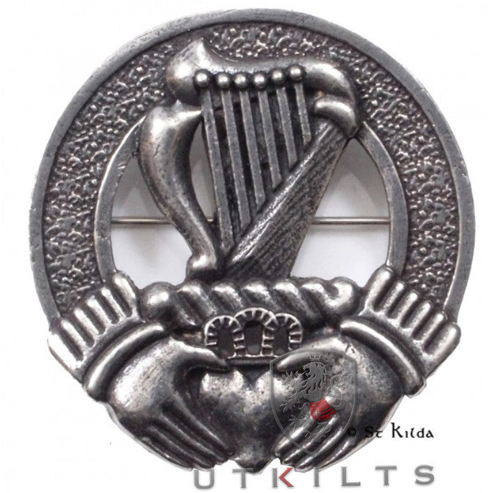  A badge featuring an intricate Celtic knot design alongside a beautifully detailed harp.